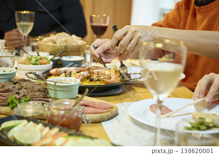 パエリアと豪華な食卓 138620001