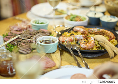 パエリアとローストビーフのパーティーテーブル 138620003