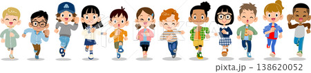 朗らかに走る様々な国籍、人種の12人の子どもたち 138620052