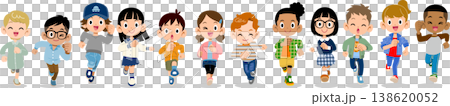 朗らかに走る様々な国籍、人種の12人の子どもたち 138620052