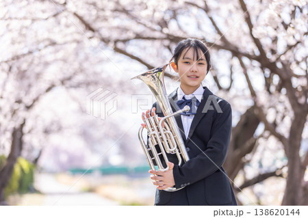 桜の中でアルトホルンを持つ女子中学生 桜の中でアルトホルンを持つ女子中学生 138620144