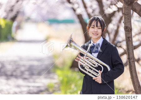 桜の中でホルンを演奏する女子中学生 桜の中でホルンを演奏する女子中学生 138620147