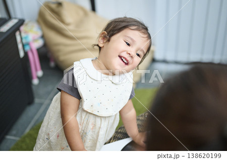 バルコニーで笑顔の幼児 バルコニーで笑顔の幼児 138620199