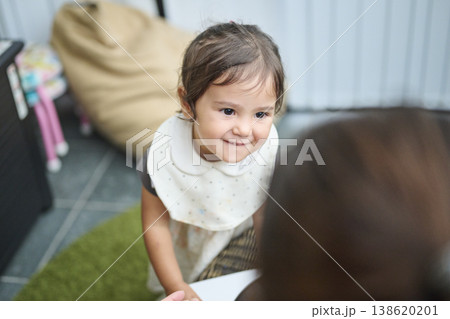 見上げて微笑む幼児のポートレート 見上げて微笑む幼児のポートレート 138620201