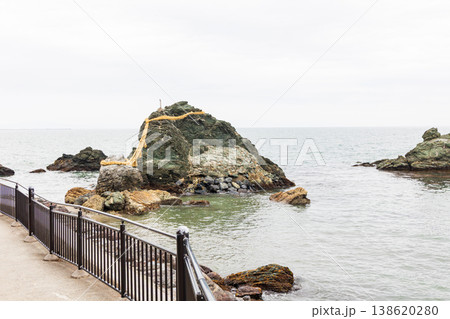 三重県伊勢の二見浦夫婦岩(二見興玉神社) 三重県伊勢の二見浦夫婦岩(二見興玉神社) 138620280