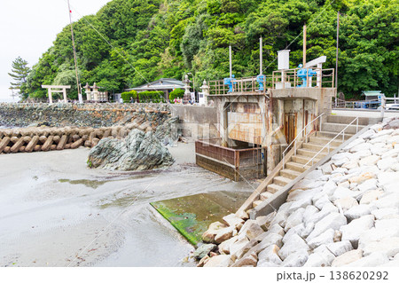 三重県伊勢の夫婦岩表参道にある水門 138620292