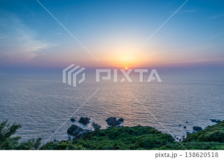 東シナ海の夕景 神が宿る屋久島(春 東シナ海の夕景 神が宿る屋久島(春 138620518