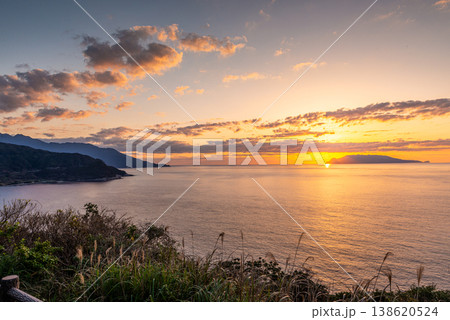 東シナ海の夕景　神が宿る屋久島(春 138620524