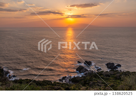 東シナ海の夕景 神が宿る屋久島(春 東シナ海の夕景 神が宿る屋久島(春 138620525