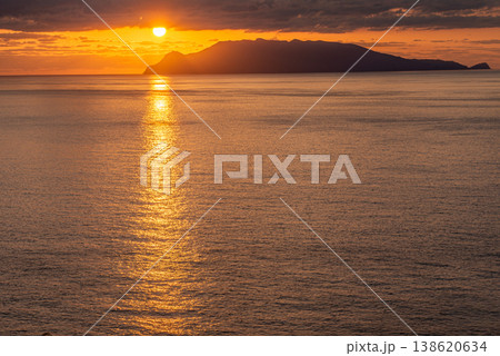 口永良部島に沈む夕日 屋久島から(春 口永良部島に沈む夕日 屋久島から(春 138620634