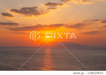 口永良部島に沈む夕日　屋久島から(春 138620635