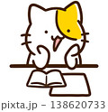 頬杖をついて先生の話を聞くかわいいねこのキャラクターのデフォルメイラスト 138620733