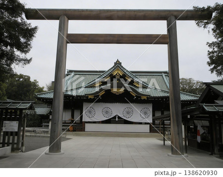 東京都千代田区!靖国神社の中門鳥居と拝殿 東京都千代田区!靖国神社の中門鳥居と拝殿 138620930