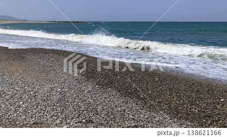 石の海岸に打ち寄せる波3 138621166