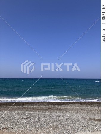 石の海岸に打ち寄せる波2 138621167