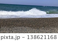 石の海岸に打ち寄せる波 138621168