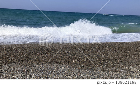 石の海岸に打ち寄せる波 138621168
