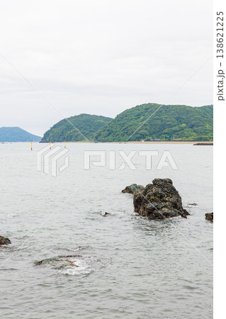 三重県伊勢市　二見浦の海岸 138621225