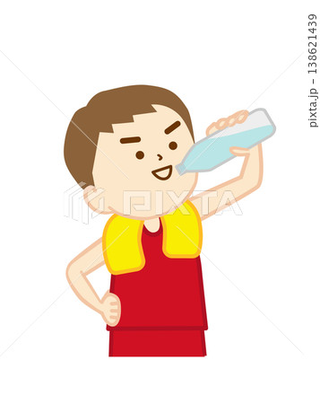 首にタオルを巻いて腰に手を当て、笑顔で水分補給をする少年2(上半身) 首にタオルを巻いて腰に手を当て、笑顔で水分補給をする少年2(上半身) 138621439