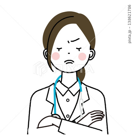 白衣を着た女性医師　腕組みで険しい表情 138621786