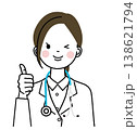 白衣を着た女性医師　ウインクして親指を立てている 138621794