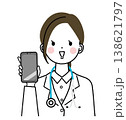 白衣を着た女性医師　スマートフォンの画面を見せている 138621797