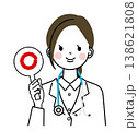 白衣を着た女性医師　マルのプラカード 138621808
