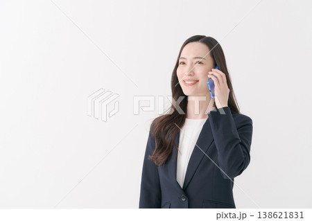 電話をする笑顔のビジネスウーマン 138621831