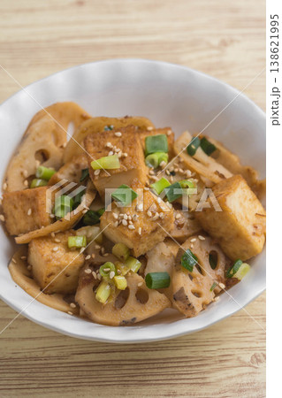 蓮根と厚揚げの煮物 138621995