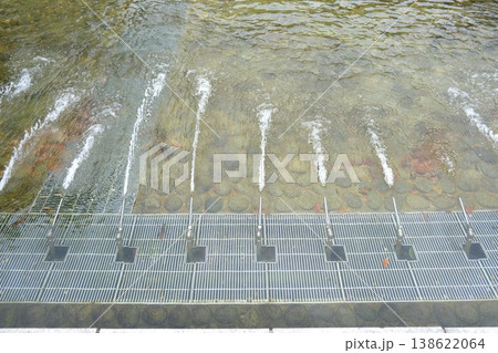 公園の池の噴水と水面に噴き出す水 公園の池の噴水と水面に噴き出す水 138622064