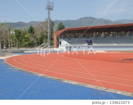 スタンドを備えた陸上競技場 全景のスポーツ施設 138622073