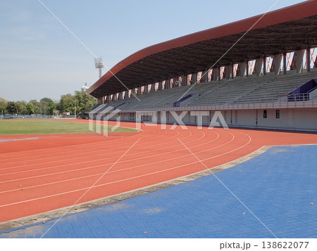 スタンド沿いに続く陸上トラック スポーツ施設の景観 スタンド沿いに続く陸上トラック スポーツ施設の景観 138622077