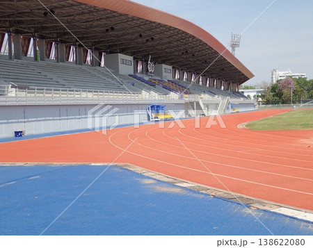 競技場の端から見た陸上トラック スポーツ施設の静かな風景 138622080