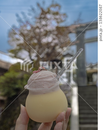 春を頬張る。桜アイスがのった贅沢な和プリン 138622087