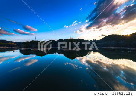 2026布目ダムの春 刻々と変化する空と湖面 対岸に沈んで行く夕日と夕焼け空④ 2026布目ダムの春 刻々と変化する空と湖面 対岸に沈んで行く夕日と夕焼け空④ 138622128