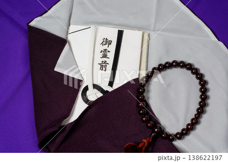 御香典、お葬式のイメージ　　親しき間柄だった故人を偲ぶ気持ちを込めたお供え物、現金 138622197