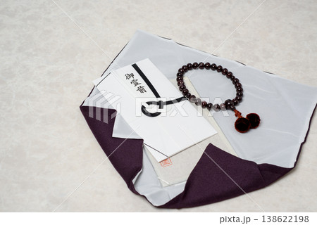 御香典、お葬式のイメージ　　親しき間柄だった故人を偲ぶ気持ちを込めたお供え物、現金 138622198