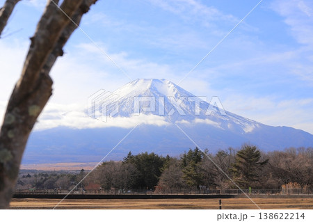 快晴の空にそびえる富士山 冬の日本を象徴する風景 快晴の空にそびえる富士山 冬の日本を象徴する風景 138622214