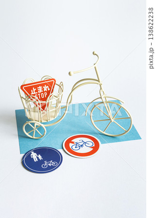 自転車の青切符イメージ素材 138622238