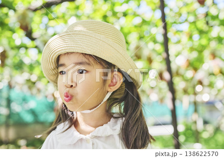 ぶどうを食べて面白い顔をする幼い女の子 ぶどうを食べて面白い顔をする幼い女の子 138622570