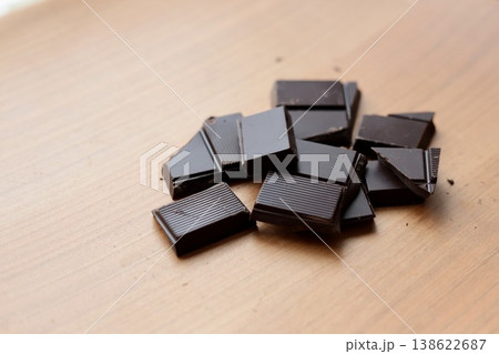 砕いた70%カカオの割チョコレート 高カカオチョコレート 砕いた70%カカオの割チョコレート 高カカオチョコレート 138622687