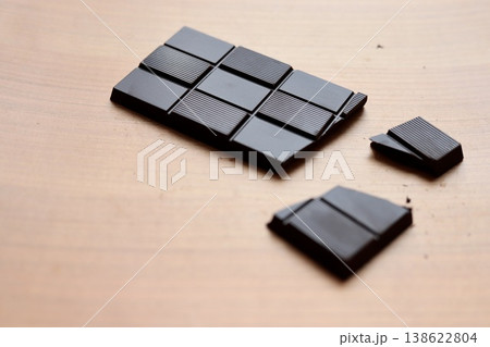 70%カカオの板チョコレート 高カカオチョコレート 70%カカオの板チョコレート 高カカオチョコレート 138622804