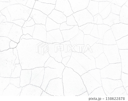 ひび割れた明るい白色のコンクリート壁面の横長の背景画像 ひび割れた明るい白色のコンクリート壁面の横長の背景画像 138622878