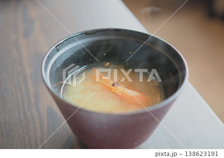 エビの頭入りのお味噌汁 138623191