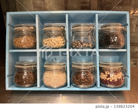 ガラス容器に入ったスパイス 138623204