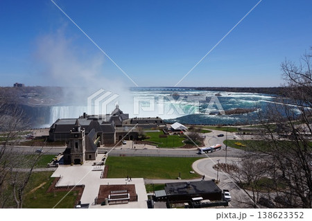 洋風の建物と湖 138623352