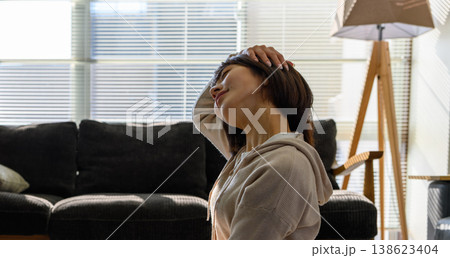女性が部屋でリラックスしている様子 女性が部屋でリラックスしている様子 138623404