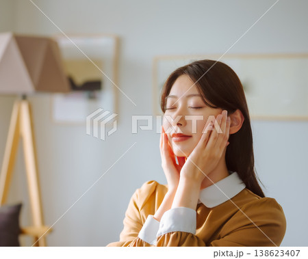 女性が顔に手を当ててリラックス 女性が顔に手を当ててリラックス 138623407