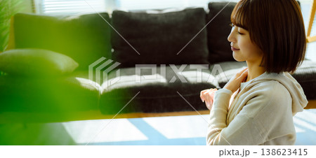 女性がリビングでリラックスしている様子 女性がリビングでリラックスしている様子 138623415