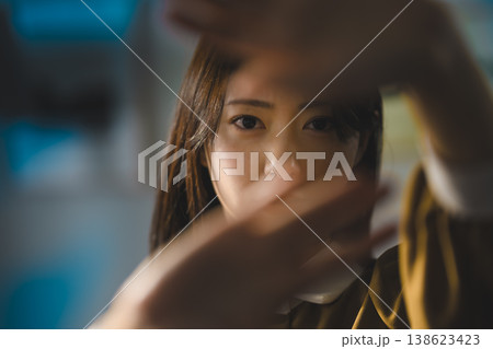 女性が顔の前で手をかざす 女性が顔の前で手をかざす 138623423